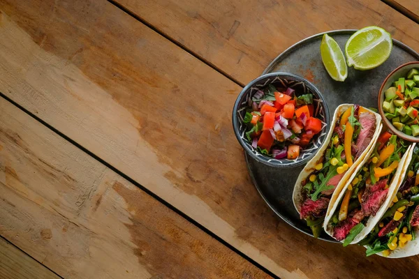 Tacos Picantes Con Rodajas Lima Verduras Cortadas Cuencos Sobre Mesa —  Fotos de Stock