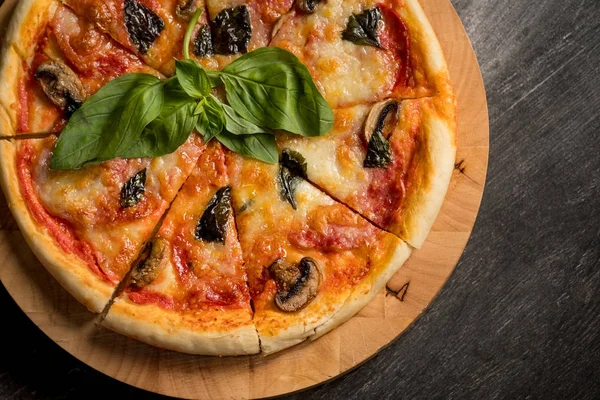 Házi Pizza Gombával Basil Fából Készült Táblán Felülnézet Hely Másolás — Stock Fotó