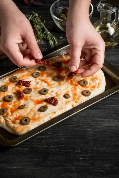Közelről Véve Férfi Kéz Így Pizza Üzembe Szalámi Tetejére — Stock Fotó