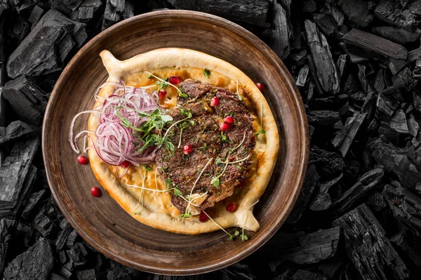 soğan ve ev yapımı ekmek kömür, üstten görünüm yemek lezzetli kebap
