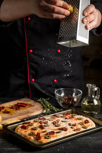 Zár Megjelöl Kilátás Férfi Kezét Dörzsölve Sajtos Pizza — Stock Fotó