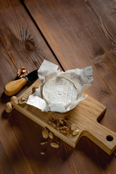 Brie Cheese Wooden Cutting Board Nuts Knife Top View Copy — Stock Photo, Image