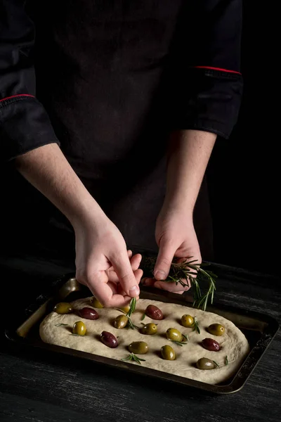 Vista Cerca Las Manos Del Chef Haciendo Pizza Poniendo Hojas — Foto de Stock