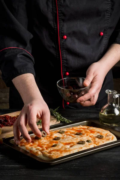 Zár Megjelöl Kilátás Férfi Kezét Így Pizza Elhelyezés Olajbogyó Tetején — Stock Fotó