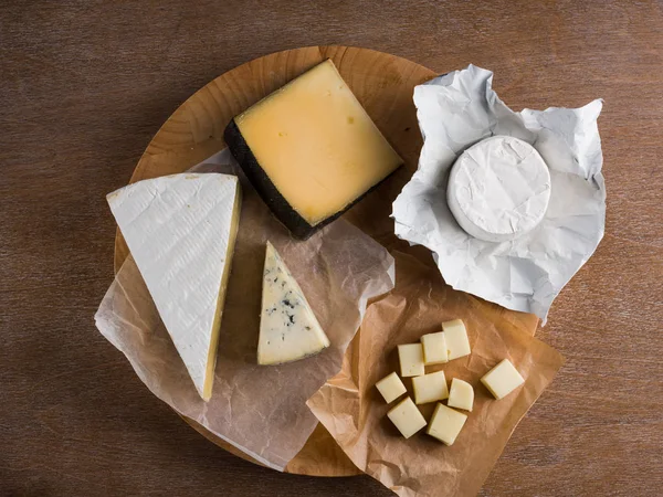 Ahşap Masa Üstten Görünüm Çeşitli Peynir Dilimleri — Stok fotoğraf
