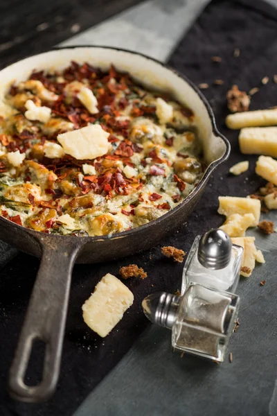 Zár Megjelöl Finom Hal Pite Sajt Fűszerek Szürke Háttér Felülnézet — Stock Fotó