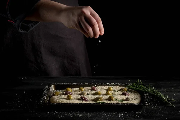 Vista Vicino Delle Mani Maschili Che Fanno Pizza Mettendo Formaggio — Foto Stock