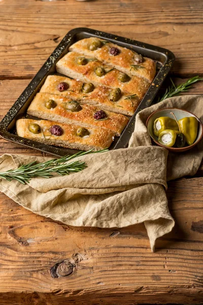 Nahaufnahme Von Kuchenscheiben Mit Oliven Rosmarin Und Gefüllten Paprika Einer — Stockfoto