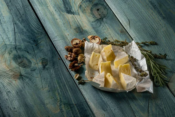 Rustik Düz Lay Camamber Peynir Dilimleri Otlar Mavi Ahşap Arka — Stok fotoğraf
