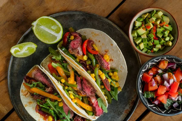 Tacos Épicés Avec Tranches Lime Légumes Coupés Dans Des Bols — Photo