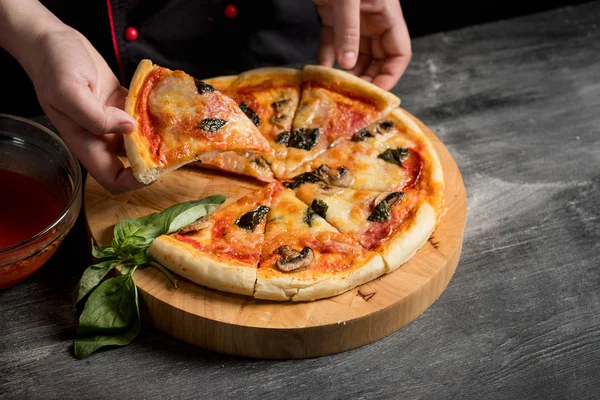 Zár Megjelöl Férfi Kezei Pizza Szelet Felülnézet — Stock Fotó