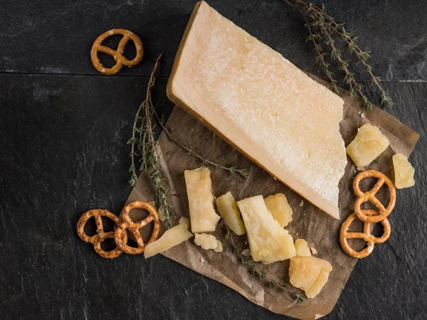 Parmesan Peyniri Simit Üstten Görünüm Karanlık Taş Masada Ekmek — Stok fotoğraf