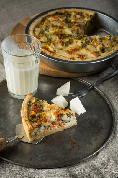 ev yapımı balık pasta peynir ve süt cam, yakın çekim