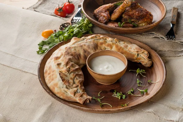 Poulet Rôti Aux Tomates Cerises Tarte Maison Crème Sucrée — Photo