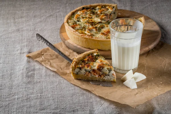 Hausgemachte Fischpastete Mit Käse Und Milchglas Aus Nächster Nähe — Stockfoto