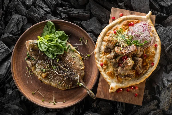 Plaat Met Vis Kruiden Zelfgebakken Brood Met Vlees Specerijen Koken — Stockfoto