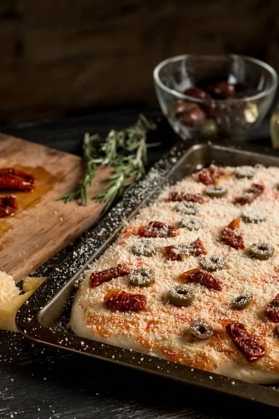 Házi Pizza Olívaolaj Sajt Szalámi Olívabogyó Fekete Tábla Vágódeszka Közelről — Stock Fotó