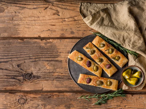 Rodajas Pastel Con Aceitunas Romero Pimientos Rellenos Tazón Sobre Mesa — Foto de Stock