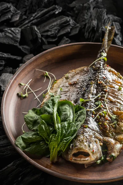 Piatto Con Pesce Erbe Che Cuociono Sul Carbone Primo Piano — Foto Stock