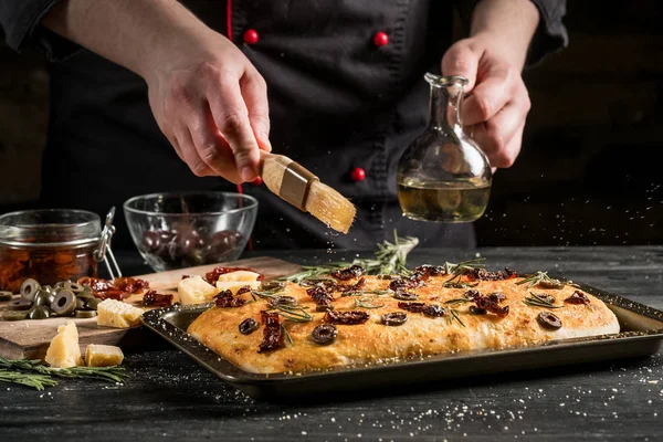 Nahaufnahme Männlicher Hände Bei Der Herstellung Von Pizza Mit Olivenöl — Stockfoto