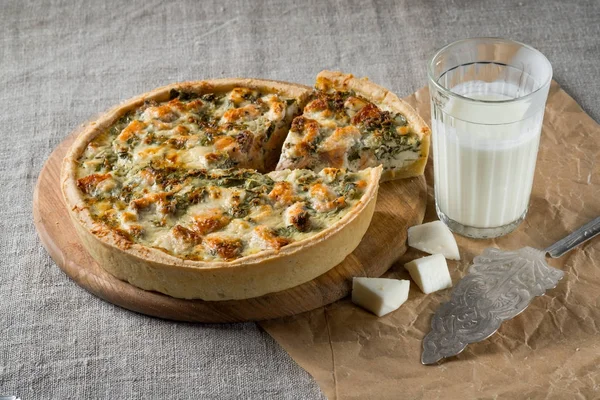 ev yapımı balık pasta peynir ve süt cam, yakın çekim