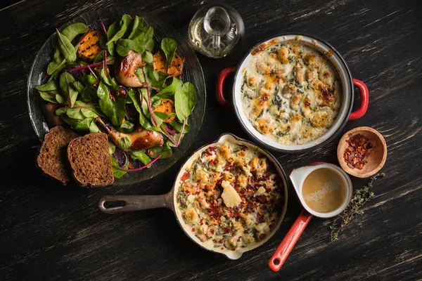 Kain Sayur Dalam Panci Dengan Rempah Rempah Salad Dan Roti — Stok Foto