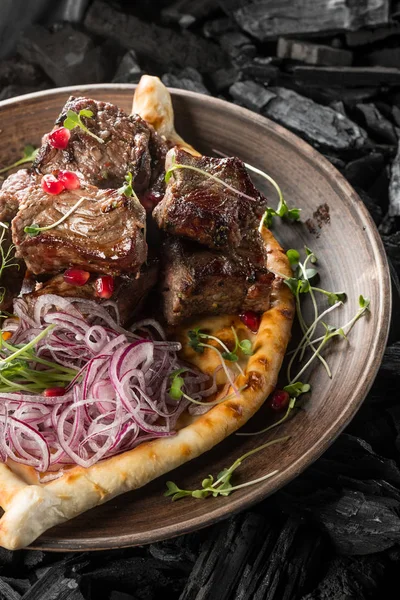 otlar ve kömür, ev yapımı ekmek kebabı yakın çekim