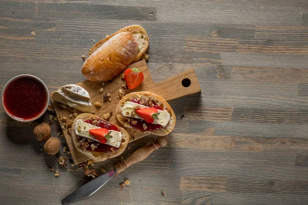 おいしい朝食にサンドイッチ イチゴ 木製のまな板 コピー スペース平面図上のナッツ — ストック写真