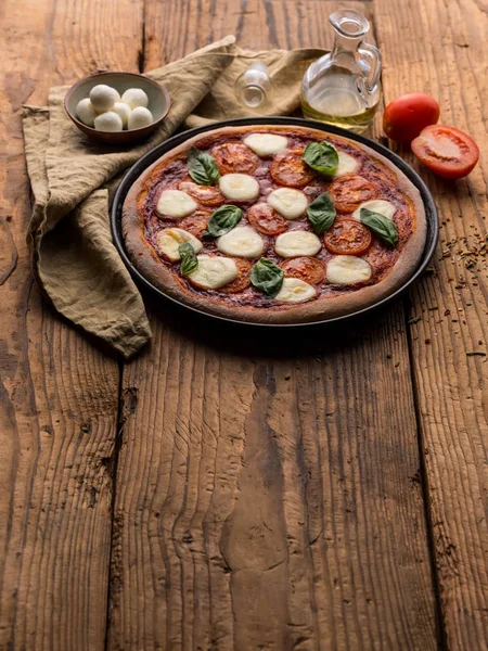 Házi Pizza Margarita Bazsalikom Paradicsom Mozzarella Fából Készült Asztal — Stock Fotó