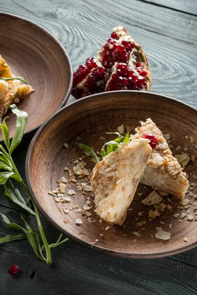 Färska Goda Bakverk Med Granatäpple Blå Träbord Ovanifrån — Stockfoto