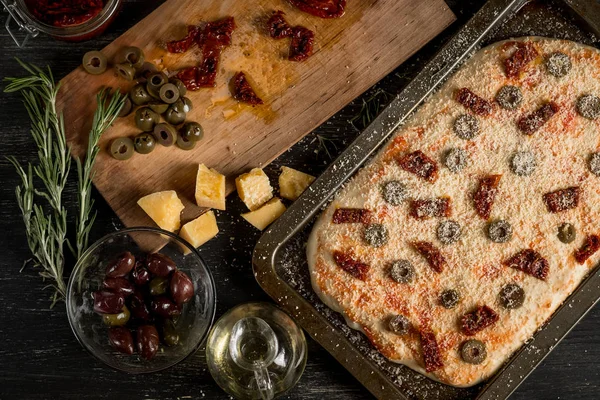 Házi Pizza Olívaolaj Sajt Szalámi Olívabogyó Fekete Tábla Vágódeszka Közelről — Stock Fotó