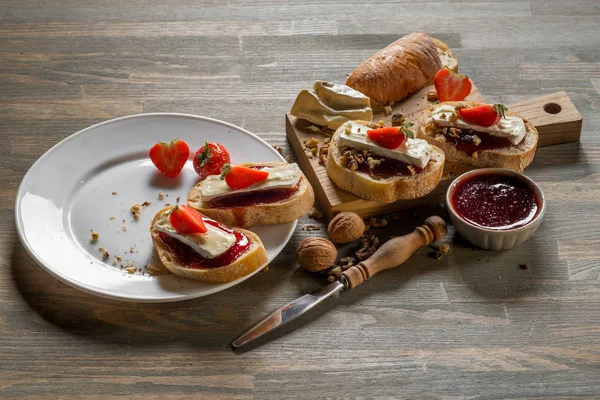 Morgon Rostat Bröd Med Sylt Och Ingredienser Träbord Ovanifrån — Stockfoto