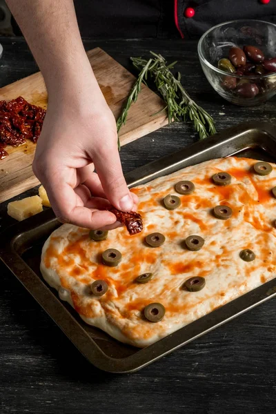 Közelről Véve Férfi Kéz Így Pizza Üzembe Szalámi Tetejére — Stock Fotó