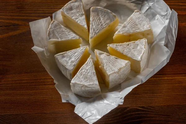 木製の背景 コピーの領域での平面図にスライスした Camamber チーズの素朴なフラット レイアウト — ストック写真