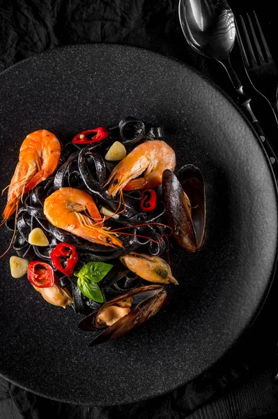 Ostron Räkor Och Paprika Svart Tallrik Med Sked Och Gaffel — Stockfoto