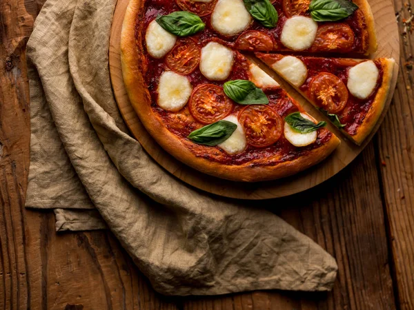 Pizza Con Albahaca Tomates Rodajas Mozzarella Mesa Madera Vista Superior — Foto de Stock