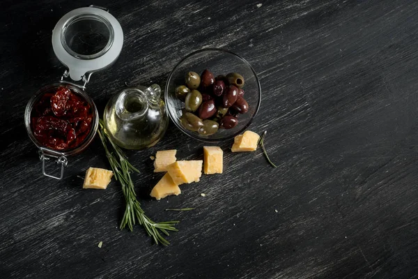 Salami Olives Cheese Olive Oil Black Wooden Table Copy Space — Stock Photo, Image