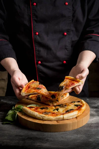Férfi Kezei Pizza Szelet Fából Készült Asztal Fölé Közelről — Stock Fotó