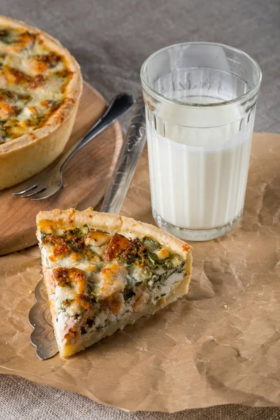 lezzetli balık pasta süt cam, çatal ve rustik zemin üzerine spatula ile ayarıyla masa, yakın çekim