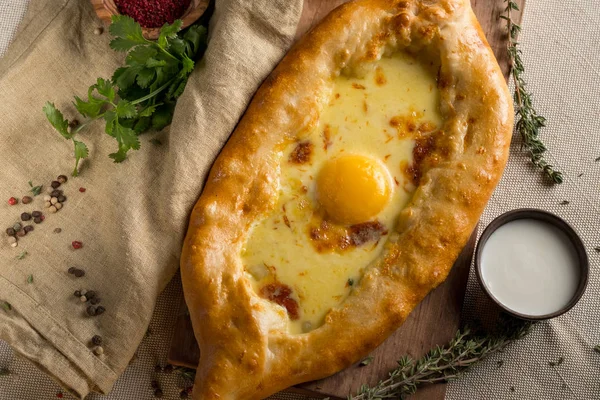 Vue Dessus Tarte Maison Avec Oeuf Fromage Bol Crème — Photo