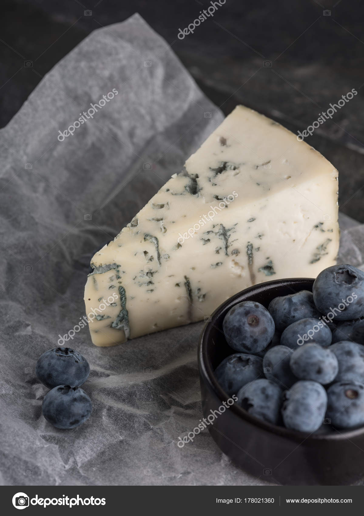Formaggio Muffa Rockford Con Bacche Fresche Pietra Tavolo Scuro — Foto