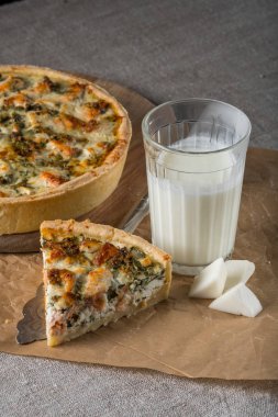 lezzetli balık pasta süt cam ve rustik zemin üzerine spatula ile ayarıyla masa, yakın çekim