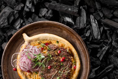 ev yapımı ekmek kömür, kopya alanı ile üstten görünüm pişirme üzerinde baharatlar ile sığır eti biftek ızgara