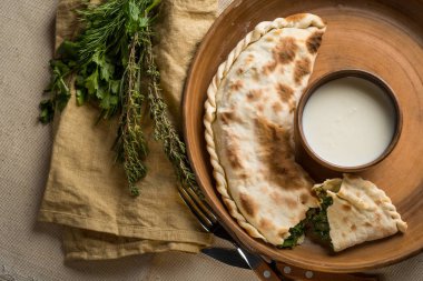 Tablo ayarı ile ev yapımı pasta, otlar ve soğumuş krem