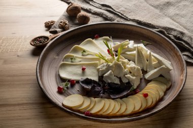 ceviz ve nar taneleri ile çeşitli Peynir tabağı görünümünü kapat