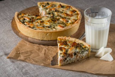 lezzetli balık pasta süt cam ve rustik zemin üzerine spatula ile ayarıyla masa, yakın çekim