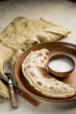 taze ev yapımı pasta, kase ve mutfak eşyaları, soğumuş krem kopya alanı ile üstten görünüm ile plaka
