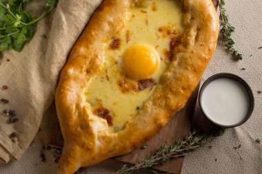 yumurta, peynir ve kase krema ile ev yapımı pasta Üstten Görünüm 