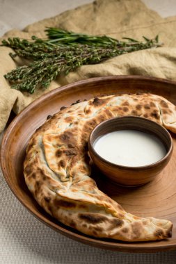 ev yapımı pasta, otlar ve kase asitlendirilmiş krem plaka yakın çekim