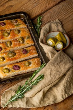 pasta dilimleri zeytin, biberiye ve kase biber dolması ile yakın çekim